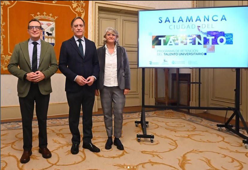 El rector de la Usal, Juan Manuel Corchado, el alcalde de Salamanca, Carlos García Carbayo, y la vicerrectora de la Comunidad Universitaria y Estudiantes de la Universidad Pontificia de Salamanca, María Hinojal Benavente.