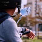 Un niño, una bicicleta y un retrovisor. Imagen de wal_172619 en Pixabay