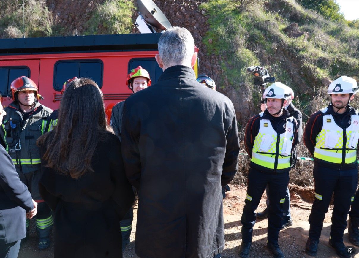 Los reyes junto a los efectivos de emergencias en la tragedia ferroviaria.