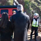 Los reyes junto a los efectivos de emergencias en la tragedia ferroviaria.
