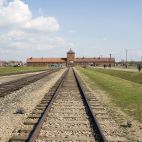 Entrada de Auschwitz II (Birkenau). Fotografía. Wikipedia. 