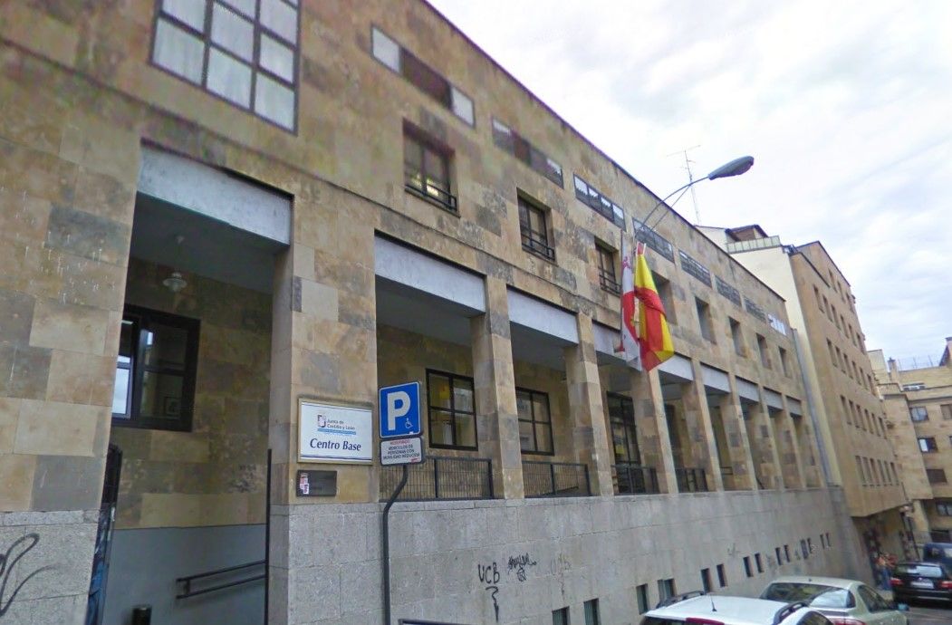 El edifico se Servicios Sociales en la calle La Parra, junto a Gran Vía.