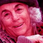 Carmen Martín Gaite, en rosa fresa