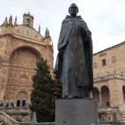 La estatua de Francisco de Vitoria con el convento de San Estaban al fondo. Fotografía. 
Roberto Bernal.