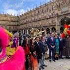 Autoridades y representantes del mundo chino en la inauguración de la escultura del artista Xu Hangfei dedicada al Año del Caballo.