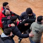 Vicente/ICAL. Los mozos trasladan al herido corneado por uno de los toros del festejo del sábado. 