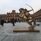 Aparece dañado el arco que sujeta la 'gordita' a lomos del caballo, escultura de Xu Hangfei. Fotografía. Pablo de la Peña.