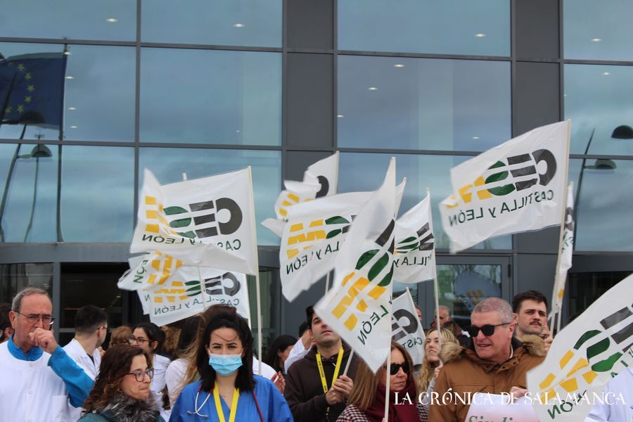 Protesta de médicos ante el hospital de Salamanca, en la huelga convocada por Cesm por el estatuto propio,