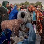 Refugiados sudaneses se reúnen durante una distribución de ayuda alimentaria en el asentamiento espontáneo de Adre, cerca de la frontera de Chad con Sudán, abril de 2025. © ACNUR/Nicolo Filippo Rosso