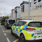Vehículos de la Policía Local y Nacional en el hospital. 