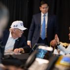 Trump con la visera el día del ataque a Irán.