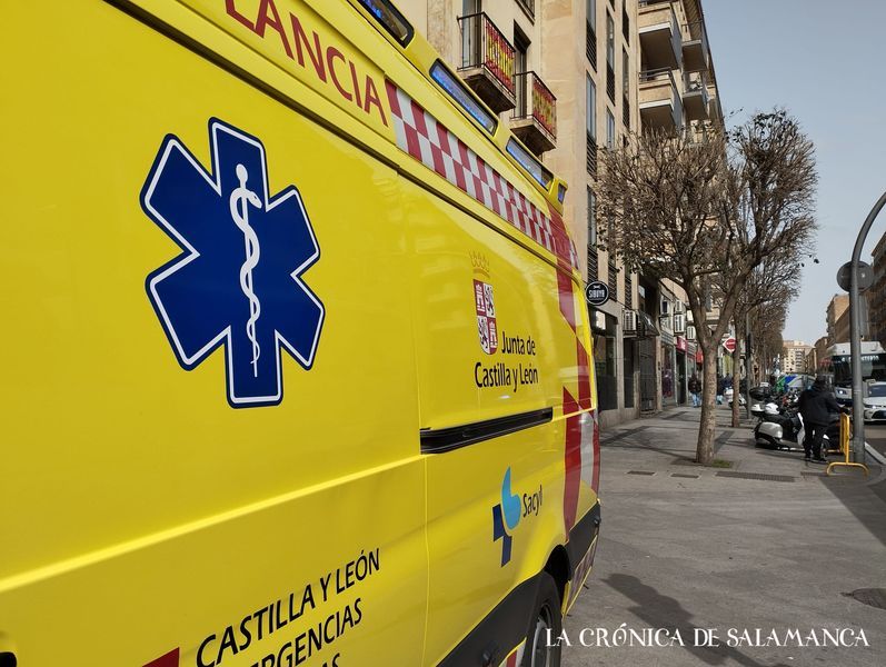 Una ambulancia de Sacyl emergencias en Salamanca. (Archivo)