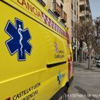 Una ambulancia de Sacyl emergencias en la Gran Vía. (Archivo)