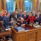 Líderes religiosos de Estados Unidos realizaron una oración para el presidente Donaldo Trump pidiendo protección divina para su vida y las tropas en Irán.