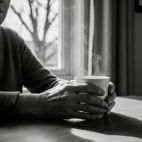 Una persona sujeta una taza de café. 