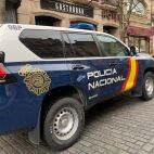 Un vehículo de la Policía Nacional en el centro. (ARCHIVO)