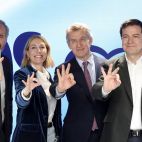 Juan Lázaro / ICAL. El presidente de Castilla y León en funciónes Alfonso Fernández Mañueco es recibido con una ovación tras su victoria en las elecciones de este domingo, a su llegada a la Junta directiva nacional del PP.