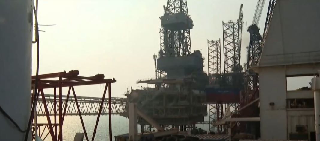 Instalación petrolífera en el estrecho de Ormuz. Instalación petrolífera en el estrecho de Ormuz.