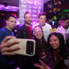 Un grupo de jóvenes haciéndose una fotografía con el móvil.