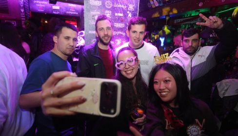 Un grupo de jóvenes haciéndose una fotografía con el móvil.