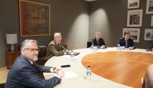 La primera reunión de PP y Vox para pactar el Gobierno de CyL tras el 15M. (Ical)