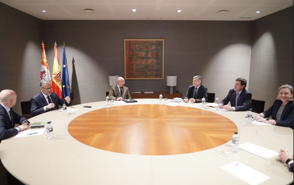 Primera reunión de PP y Vox para formar gobierno. (Ical)