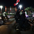Las fuerzas policiales respondieron a una redada antiestadounidense e israelí en Teherán, Irán, el 17 de marzo de 2026. Fotografía. Irán Internacional. 