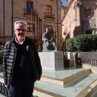 Bernardo García Bernalt, director del Coro de Cámara de la Universidad de Salamanca, junto a la estatua del maestro Salinas.