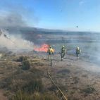 Bomberos de Castilla y León en el incendio en Motealegre. (Archivo)