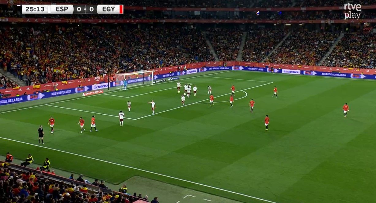 Un instante de la primera parte del partido.