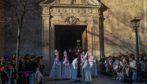 Procesión Seráfica hermandad de nazarenos del Santísimo Cristo de la Agonía. Fotografía. Pablo de la Peña. 