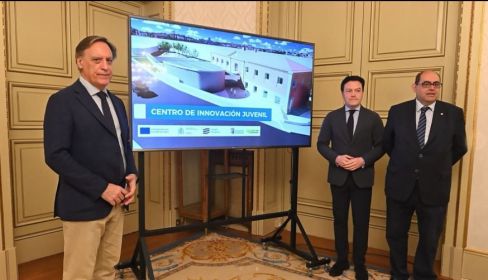 De izq a decha. Carlos García Carbayo, alcalde de Salamanca, y los concejales Pedro Martínez y Fernando Rodríguez. Fotografía. @cgcarbayo.