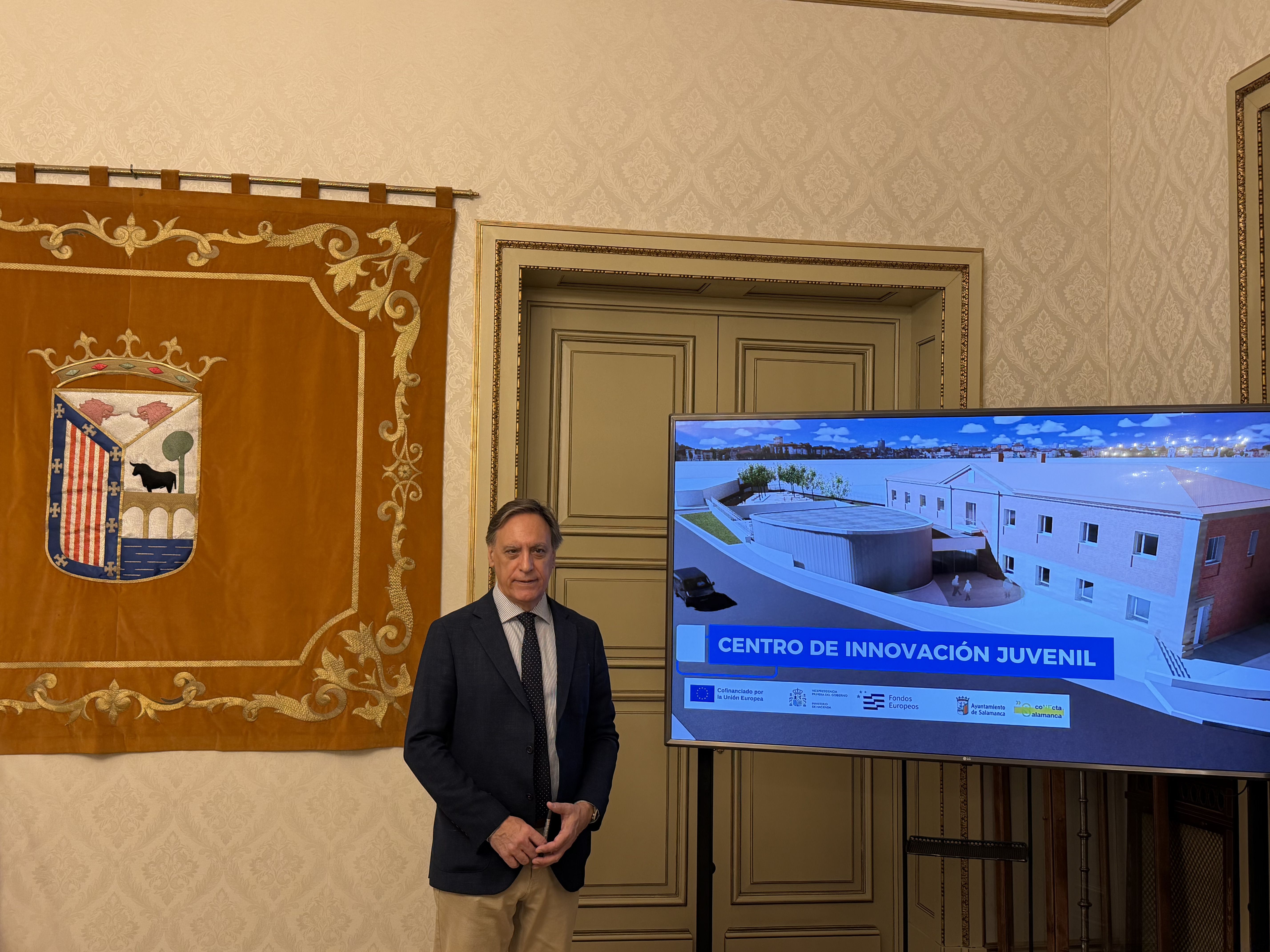 El alcalde posando junto al nuevo proyecto para la antigua Casa de la Juventud de Garrido, este martes.