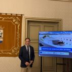 El alcalde posando junto al nuevo proyecto para la antigua Casa de la Juventud de Garrido, este martes.
