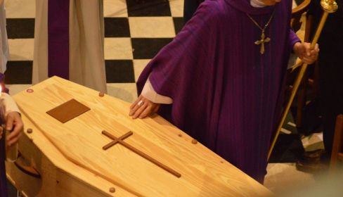 Un funeral. Imagen de Dorothée QUENNESSON en Pixabay