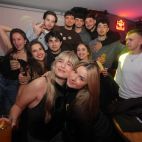 Un grupo de jóvenes se divierten en la noche salmantina.