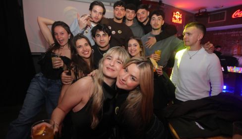 Un grupo de jóvenes se divierten en la noche salmantina.