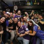 Un grupo de personas se divierte en la noche salmantina. 
