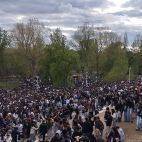 Miles de personas acudieron al Puente Romano a disfrutar del Lunes de Aguas. 