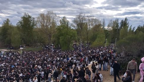 Miles de personas acudieron al Puente Romano a disfrutar del Lunes de Aguas. 
