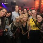 Un grupo de jóvenes disfrutan de la noche salmantina.