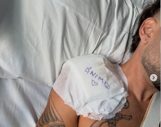 Dani Fernández, en la cama del hospital. (Instagram) Dani Fernández, en la cama del hospital. (Instagram)