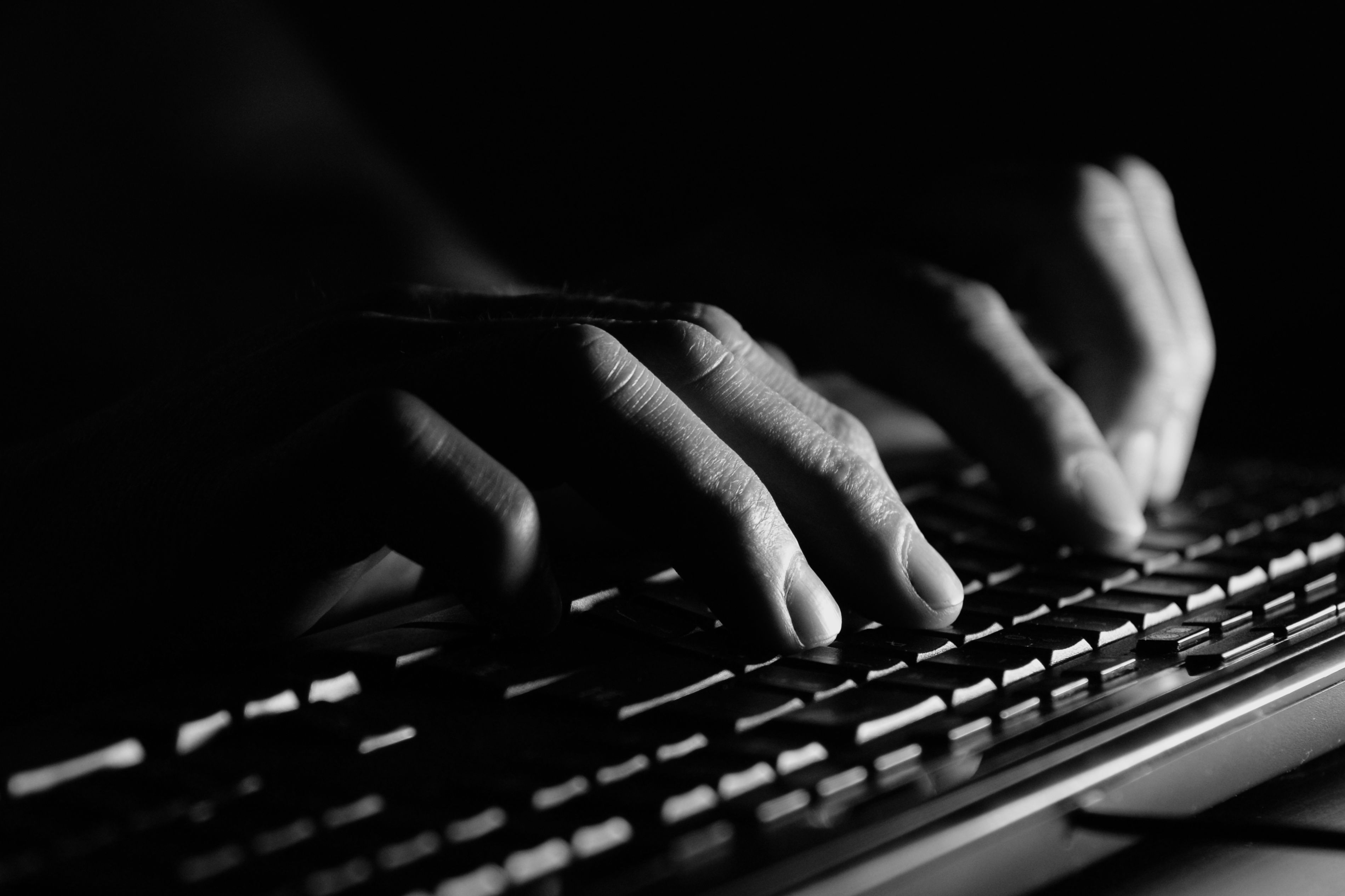 Una personas escribiendo en un teclado. Imagen de ROBERT S?OMA en Pixabay