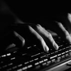 Una personas escribiendo en un teclado. Imagen de ROBERT S?OMA en Pixabay