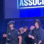 El servicio secreto evacua a Trump del salón en el que se encontraba.