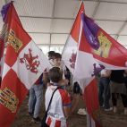 Eduardo Margareto / ICAL. Niños con banderas de Castilla y León en la fiesta en la carpa de Villalar. 