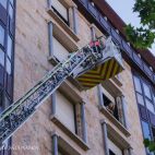 Los Bomberos acceden a la vivienda por una ventana. (Foto: Pablo de la Peña)