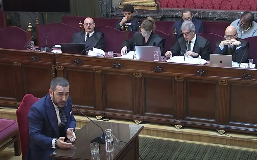 Aldama interpreta su papel durante su declaración en el juicio celebrado en el Supremo.