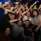 Un grupo de jóvenes disfrutan de la noche salmantina. 