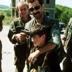 Soldados yugoslavos en Sarajevo bromeando con un niño con uniforme de su ejército. Fotografía. Wikipedia. 